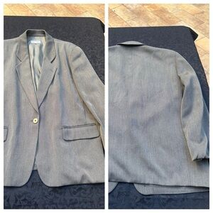 Giorgio Armani Vintage blazer/suit jacket 
Made in Italy
Size 8 (IT 42)